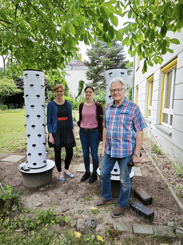 Auf dem Bild von links nach rechts: Katja Bisping (Einrichtungsleitung), Juliane Dziumla (UNU-FLORES) & Wolfgang Weber (Hausmeister)